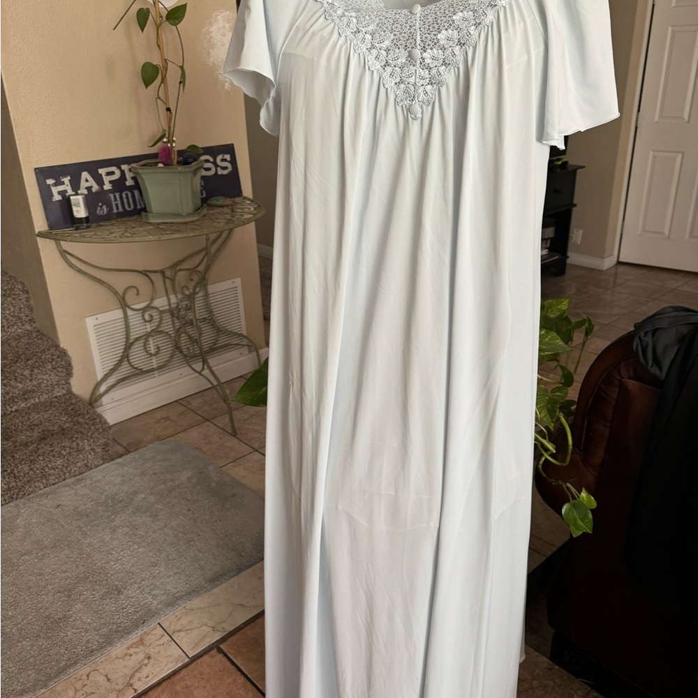 Shadowline lace neck long nightgown M